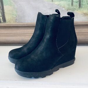 Serra Black Suede Platform Ankle Booties Women’s size 7 City Mod Stylish Career